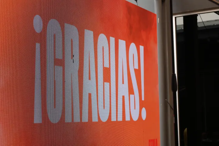 Pantalla roja con el mensaje ¡Gracias!