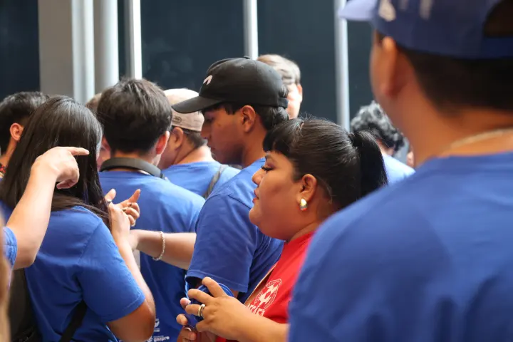 Grupo de jóvenes escucha atento a una participante