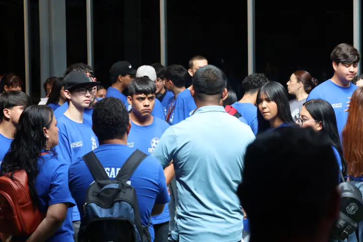 Jóvenes y facilitadores reunidos al aire libre