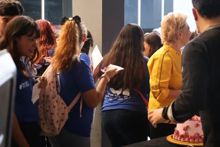 Jóvenes conversan en un evento de Desafío