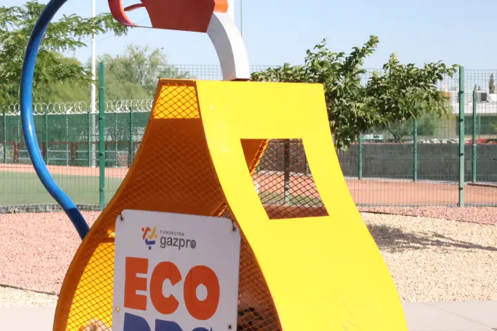 Bote de reciclaje amarillo con la leyenda Eco