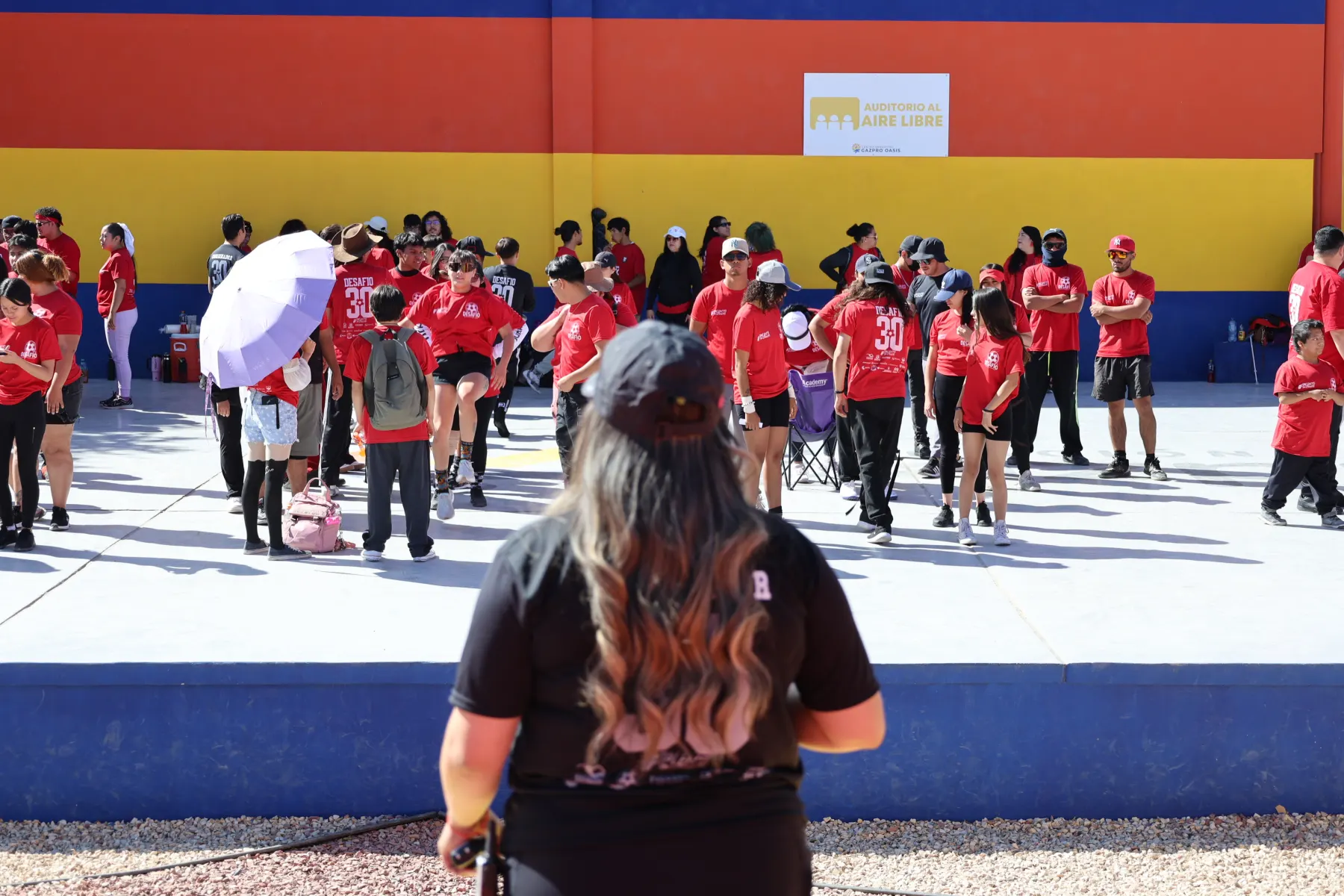 Jóvenes de rojo en una cancha de colores durante una jornada deportiva en Ciudad Juárez