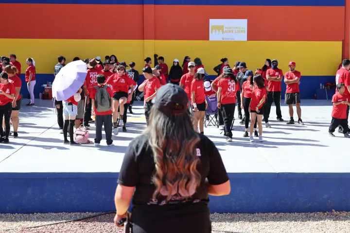 Jóvenes de rojo en una cancha de colores durante una jornada deportiva
