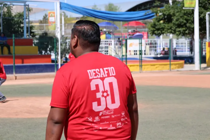 Participante de espaldas con playera roja Desafío 30