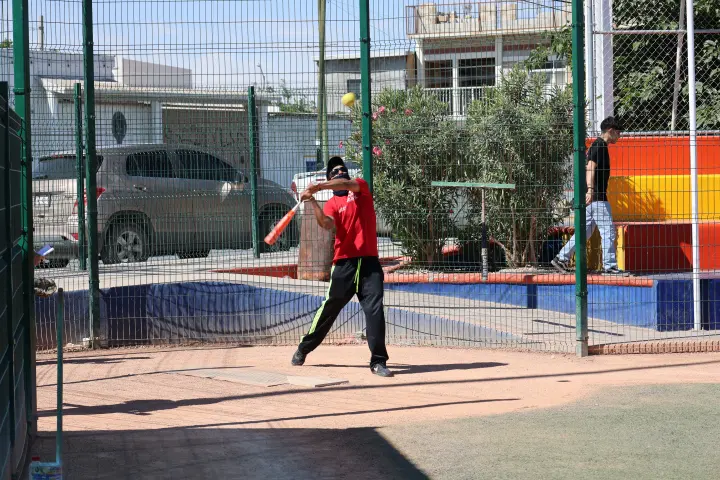Joven lanza una pelota durante un juego