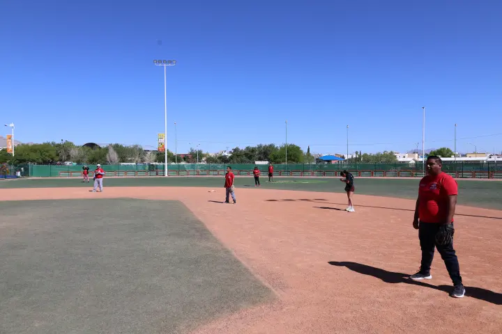 Jóvenes en un campo de beisbol