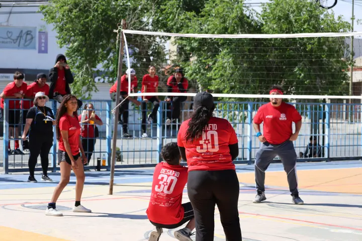 Partido de voleibol con jóvenes de rojo
