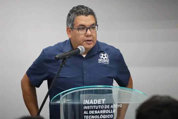 Un funcionario habla desde el podio