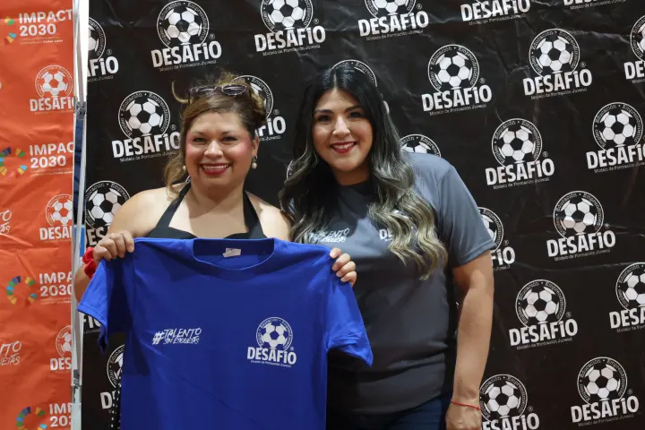 Dos mujeres muestran la playera de Desafío