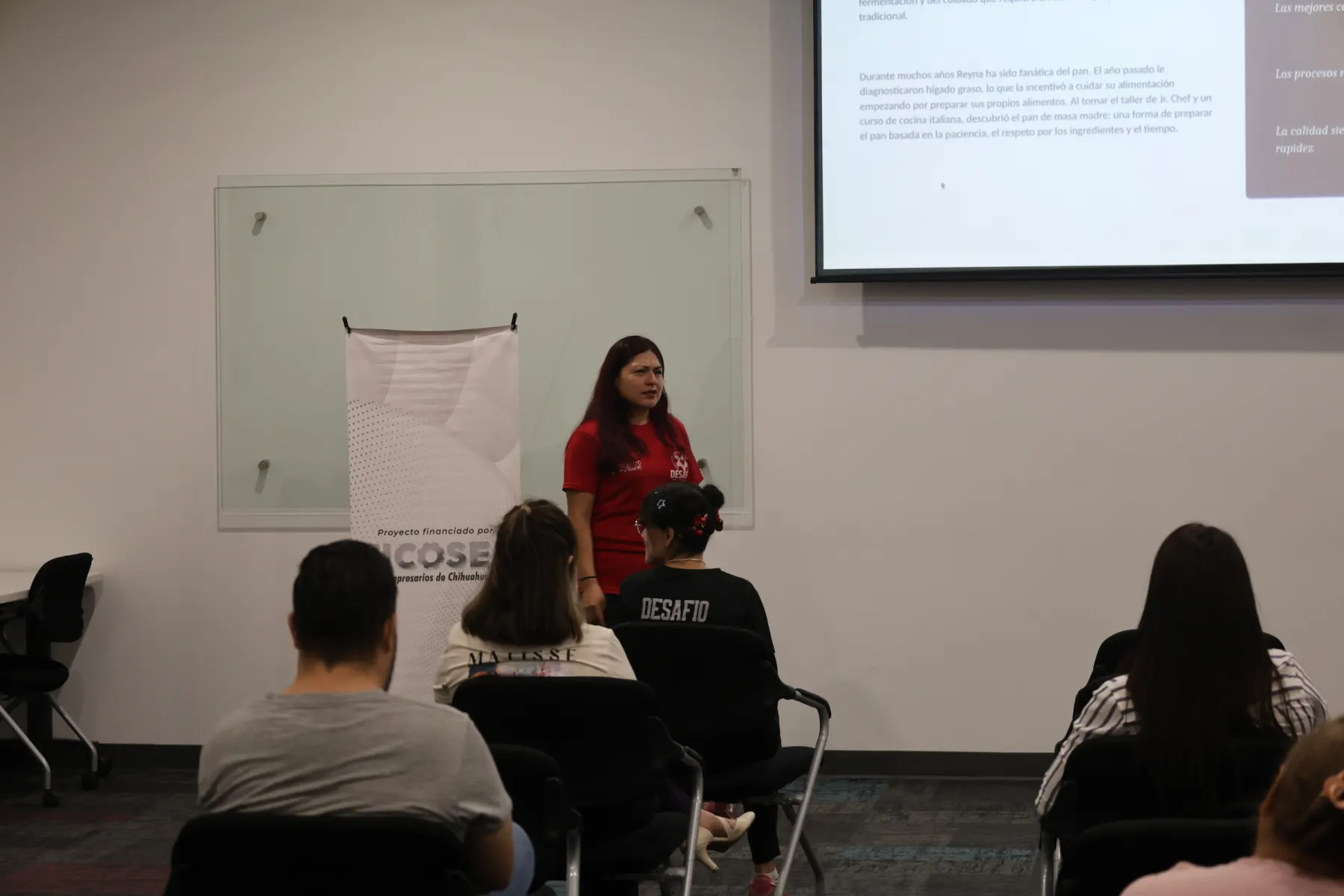 Un grupo pequeño de jóvenes en un taller con una facilitadora